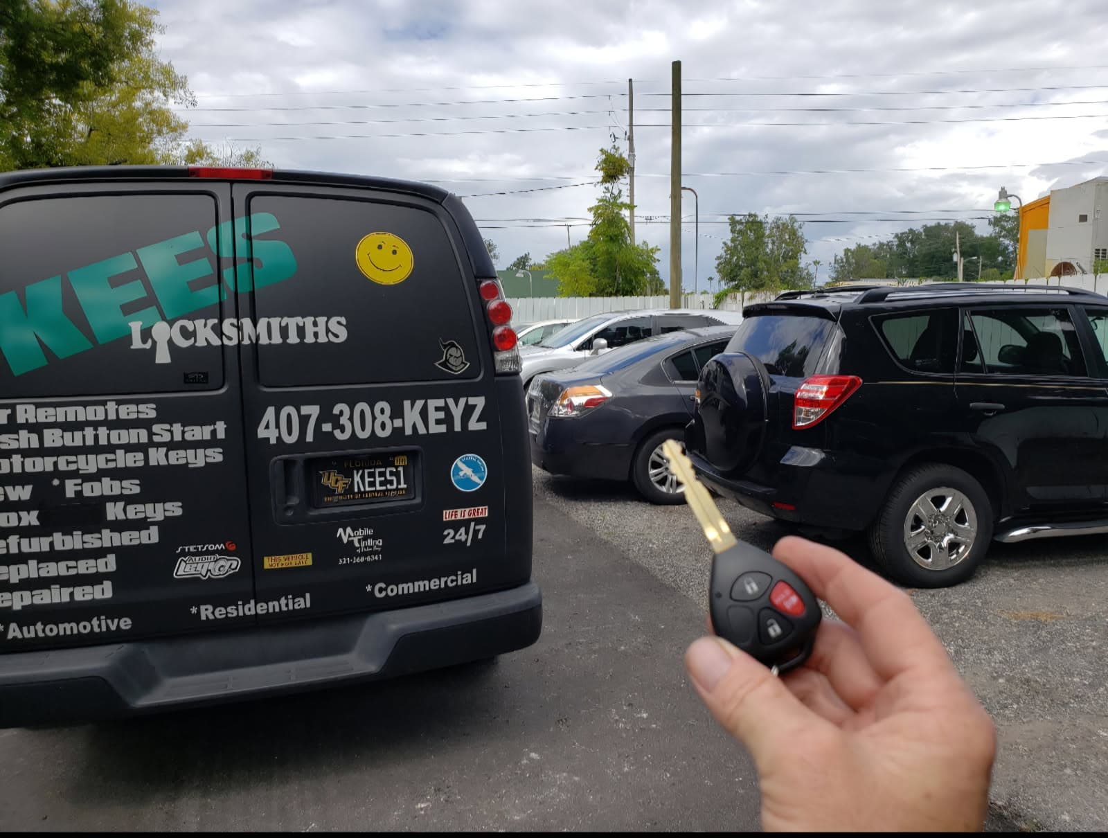 Mobile locksmith assisting with an emergency lockout in Orlando / Central Florida